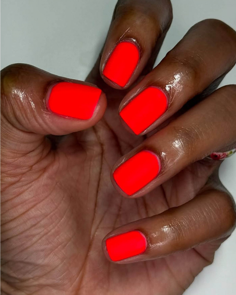 Glossy cherry red neon squaretip nails.